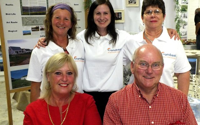 Voor sit rdl Dudley Coetzee saam met sy eggenote, Shirley. Agter vlnr staan Caron Lee, Brenda du Toit en Glenda Kitley.